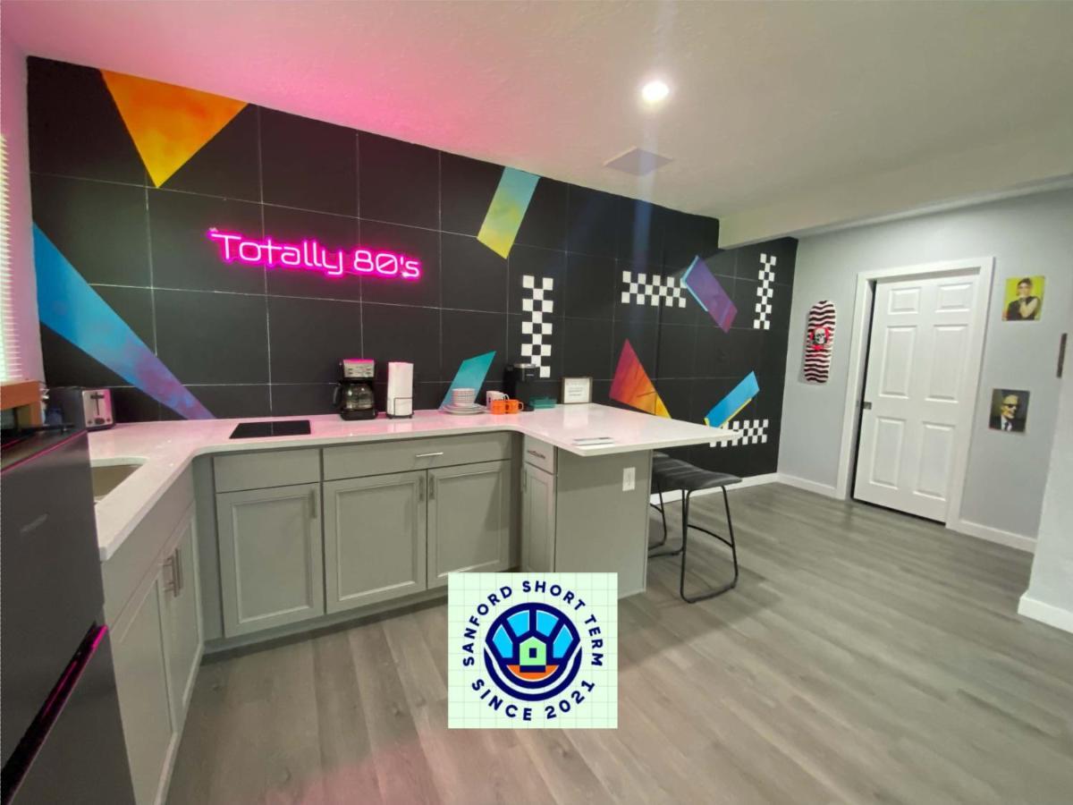 Totally 80S! Apartment Sanford Bagian luar foto